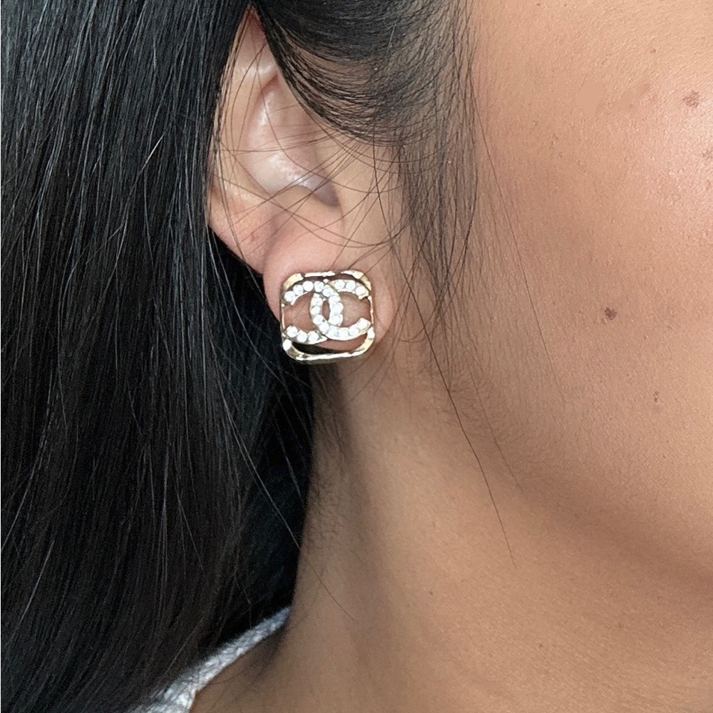 ❌ SOLD! Chanel 23P CC Square Stud Earrings - Picture 2 of 5